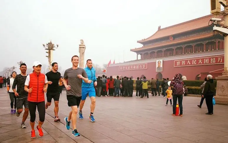 Pourquoi cette photo de Mark Zuckerberg en Chine fait tant jaser sur la Toile