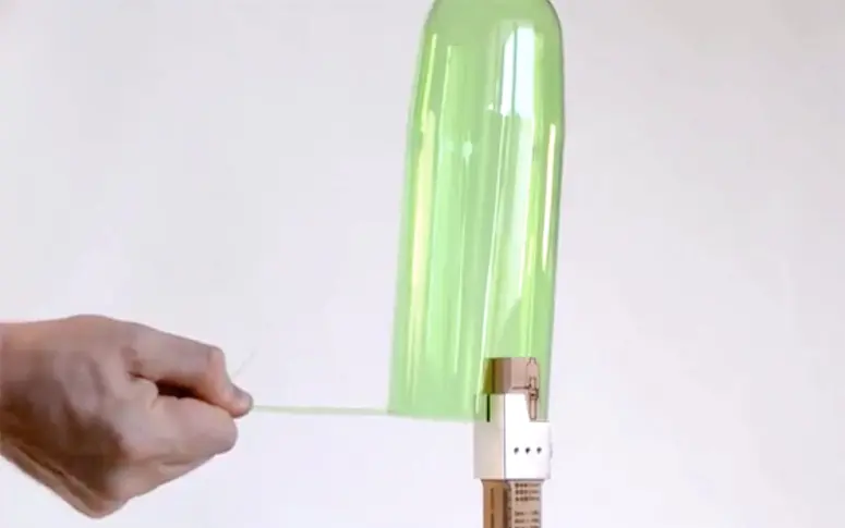 Vidéo : cet outil ingénieux transforme les bouteilles plastiques en objets multifonctions