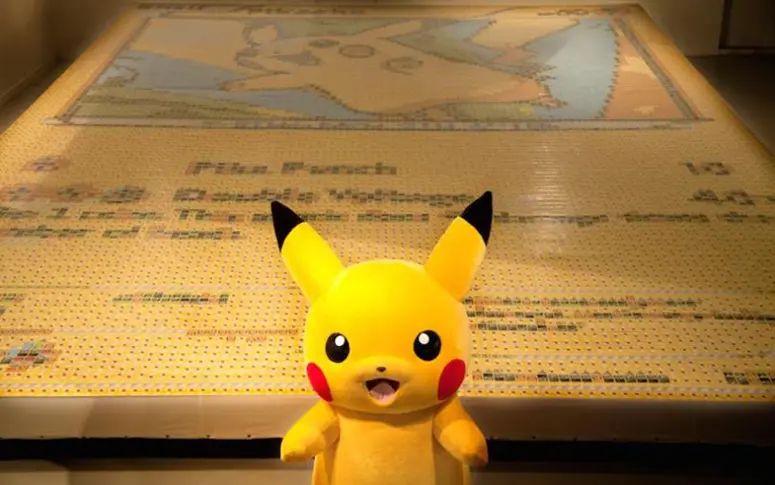 Pour les 20 ans de Pokémon, un artiste crée une mosaïque Pikachu géante avec 13 000 cartes à jouer