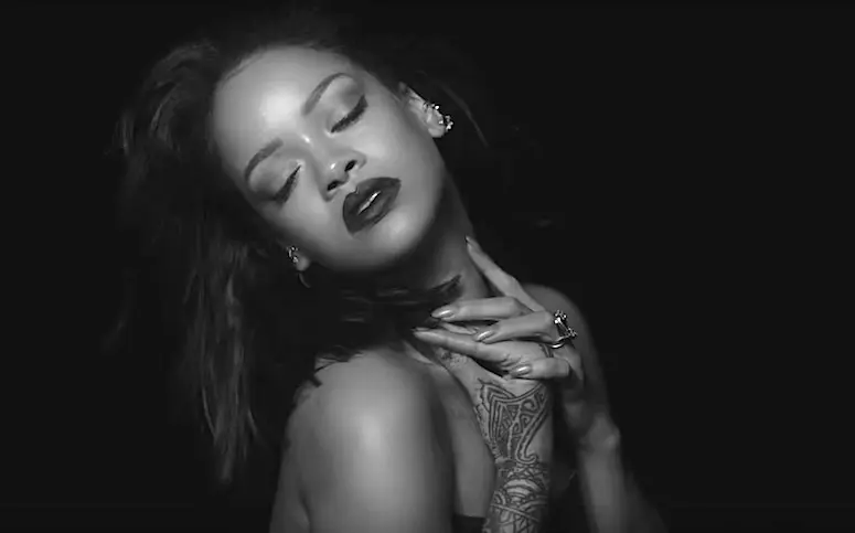Regardez “Kiss It Better”, le nouveau clip sexy de Rihanna