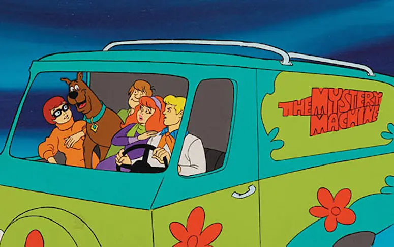 Une femme échappe à la police avec son van Scooby Doo