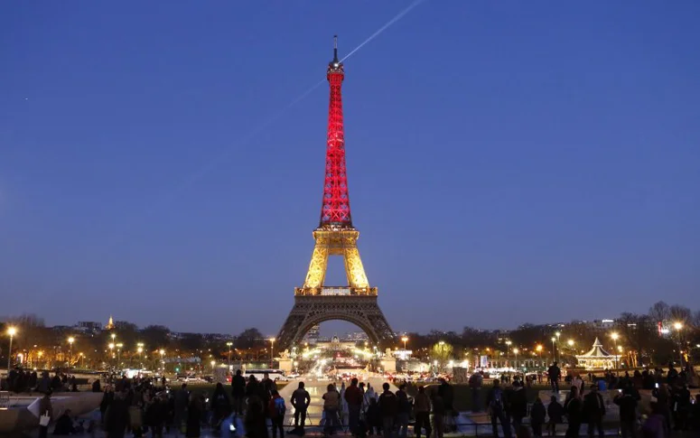En soutien à Bruxelles, Paris illumine la tour Eiffel aux couleurs de la Belgique