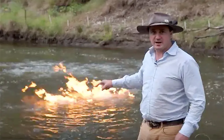 Pour dénoncer le forage du gaz, un député australien enflamme une rivière