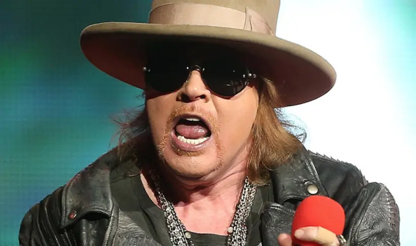 Axl Rose chanteur d’AC/DC ? Des fans français demandent le remboursement de leurs places