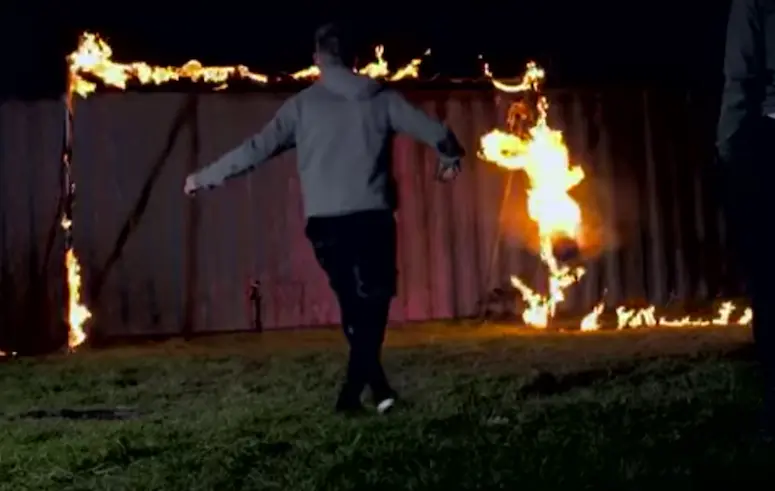 Vidéo : des freestylers s’essayent aux pénalties avec des ballons en feu