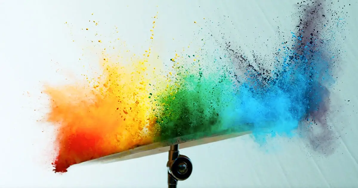 Vidéo : ces explosions de peinture sur une batterie au ralenti sont magnifiques