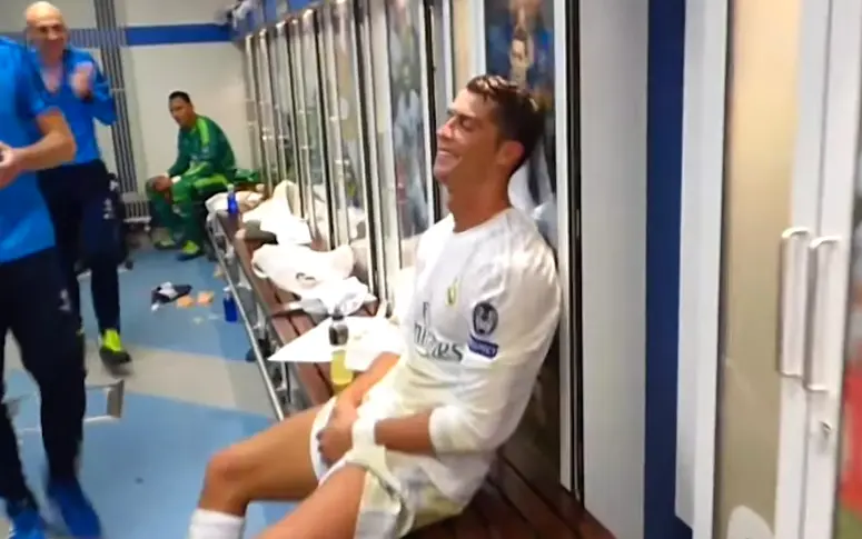 Vidéo : dans le vestiaire du Real après la qualif’, tout le monde veut câliner Cristiano Ronaldo