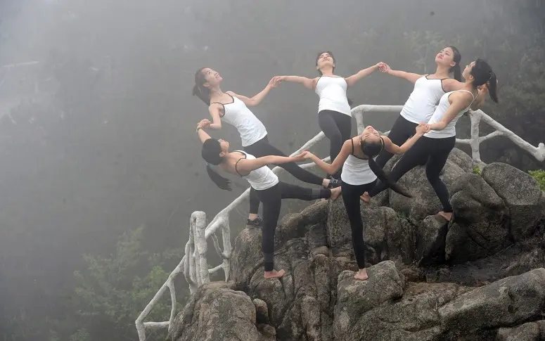 En images : le yoga en altitude, une idée vertigineuse pour surmonter sa peur du vide