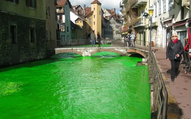Des rivières colorées en vert fluo pour alerter sur la préservation de l’environnement