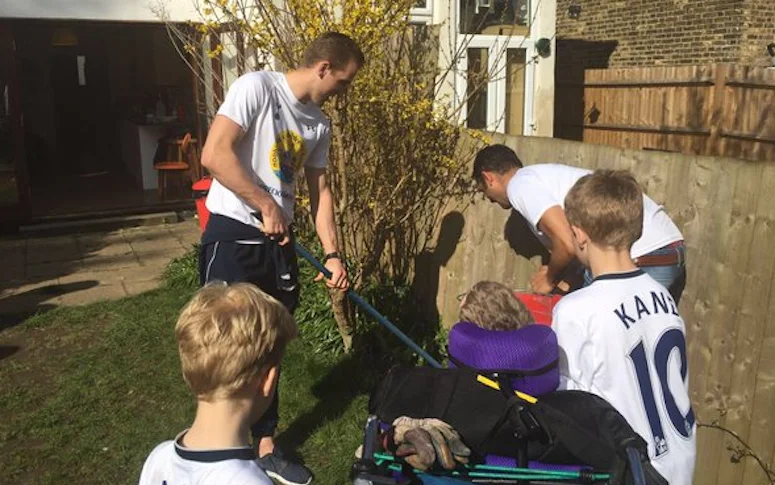 Un joueur de Tottenham met la main à la patte pour une association caritative