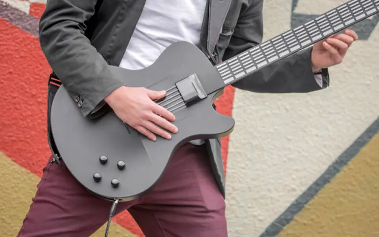 Avec cette guitare sans cordes, jouer de la musique n’a jamais été aussi facile