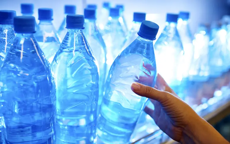 Les États-Unis consomment (enfin) autant d’eau minérale que de soda