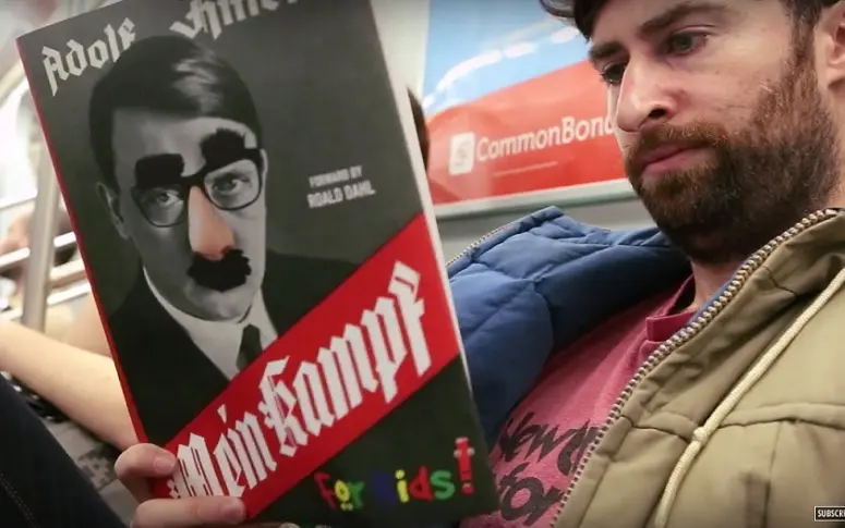 Vidéo : il lit des livres à la couverture très gênante dans le métro