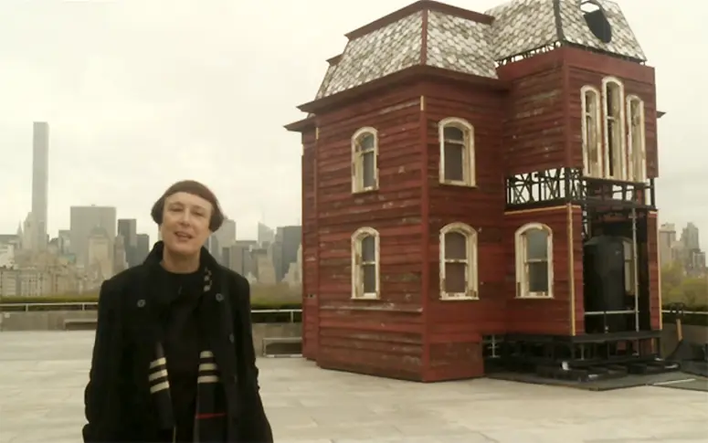 À New York, une artiste installe une réplique de la maison de Psychose sur le toit du Met