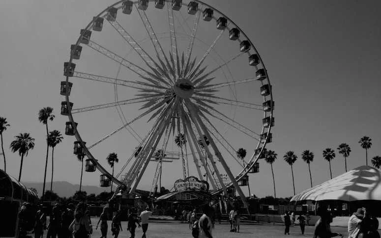 En images : Violaine Schütz sonde l’âme de Coachella en noir et blanc