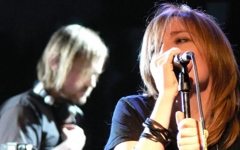 Après sept ans d’absence, Portishead revient avec une reprise spectrale du “SOS” d’Abba