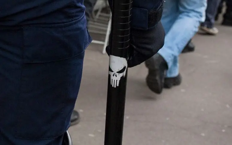 Une tête de mort du Punisher sur la matraque d’un policier crée le malaise