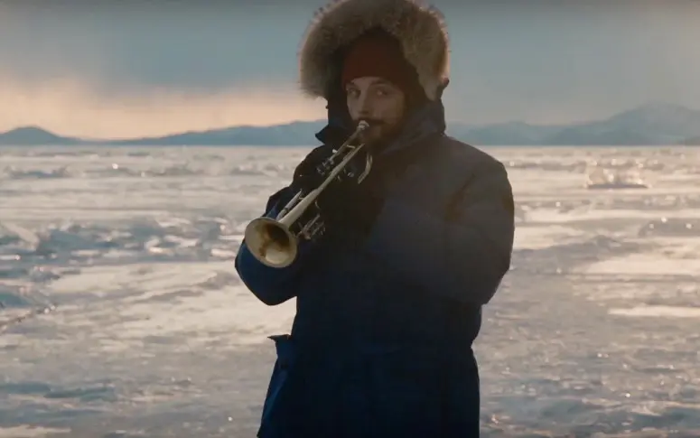 Raphaël Personnaz explore la Sibérie dans le nouveau clip d’Ibrahim Maalouf