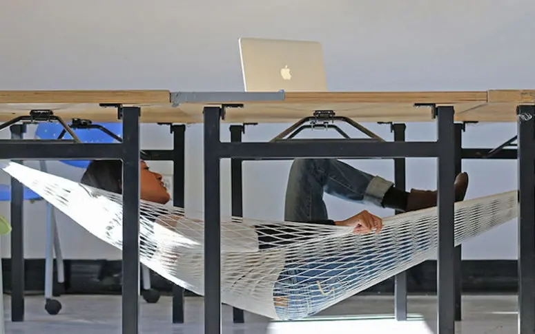 Envie de faire la sieste au bureau ? Ce hamac est fait pour vous