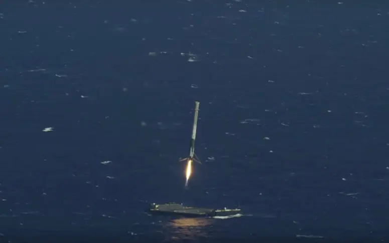Vidéo : SpaceX réussit l’exploit de faire atterrir sa fusée sur un bateau en pleine mer
