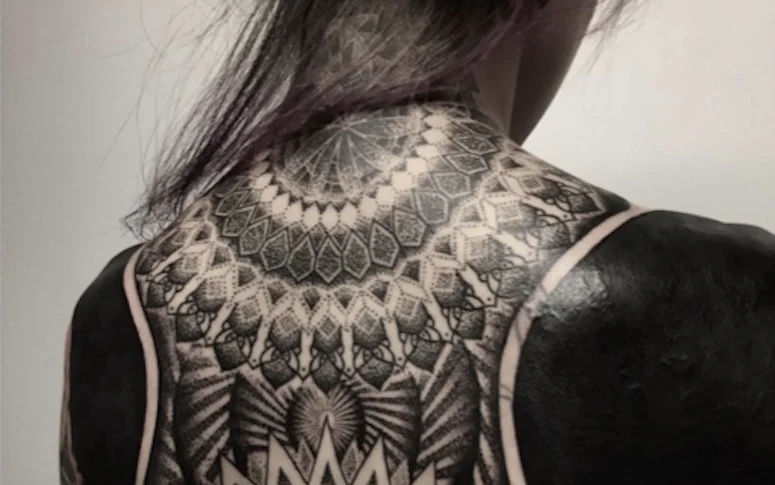 Le black out tattoo : la tendance tatouage qui affole Internet