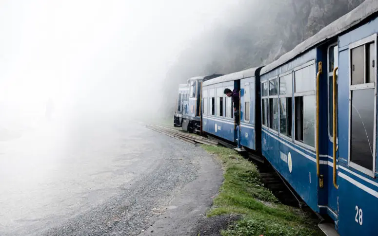 L’Inde accélère sa transition énergétique avec des trains à panneaux solaires