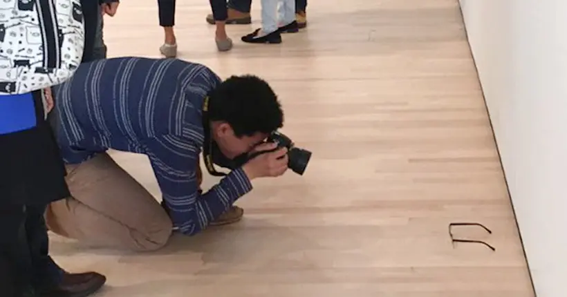 Dans un musée américain, des visiteurs confondent des lunettes posées au sol avec une œuvre d’art