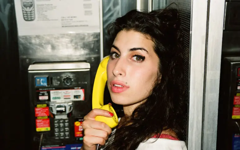 Sur ces clichés récemment publiés, une jeune Amy Winehouse rayonnante