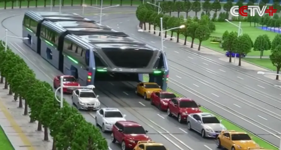 Vidéo : en Chine, la fin des bouchons grâce à ce bus qui enjambe les voitures