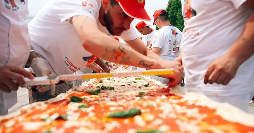 Naples bat le record de la plus grande pizza du monde