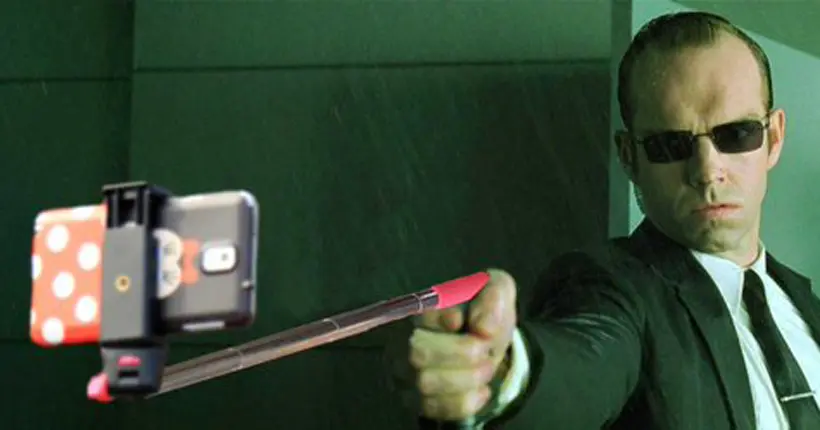 En images : et si les selfie sticks remplaçaient les armes dans les films