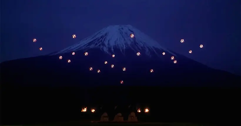 Vidéo : un ballet de drones illumine le mont Fuji