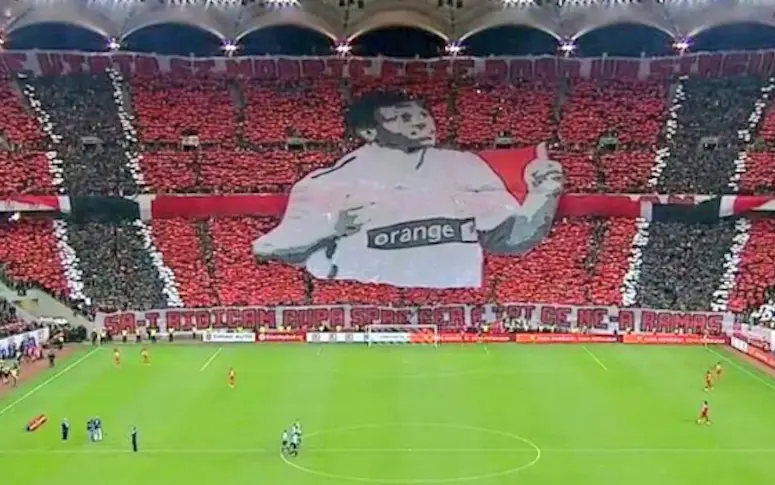 Vidéo : l’énorme hommage des supporters de Bucarest à leur joueur décédé