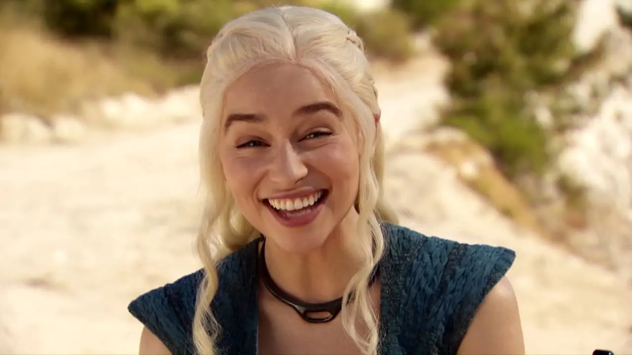 Emilia Clarke chante ‘Mmm Bop’ en Dothraki  sur le tournage de Game of Thrones