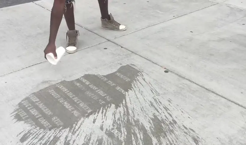 Vidéo : à Boston, la pluie dévoile les poèmes cachés sur les trottoirs