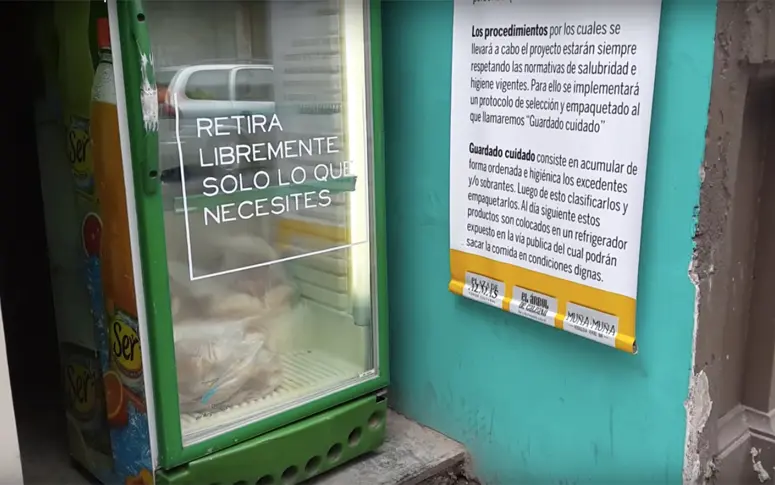 Face à la crise, les “frigos solidaires” fleurissent dans les rues argentines