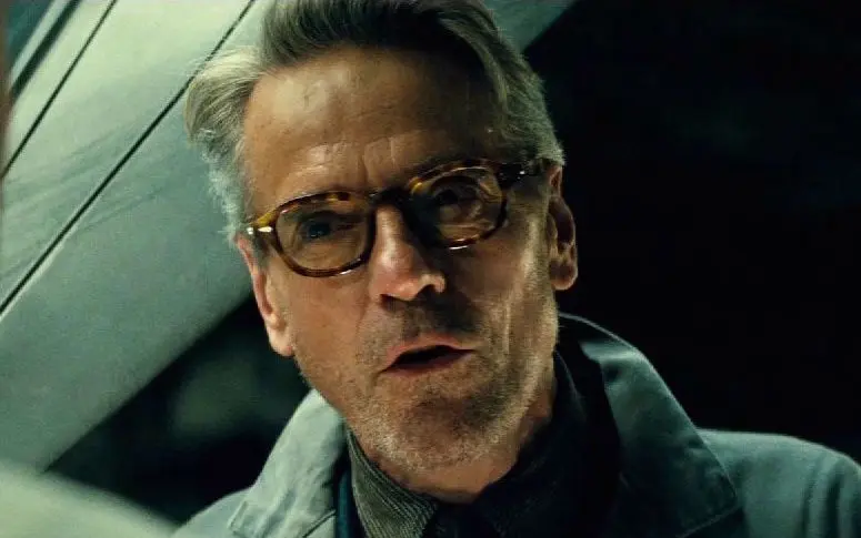 Jeremy Irons est d’accord avec les critiques négatives sur Batman v Superman