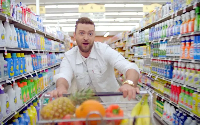 Justin Timberlake fait ses courses en dansant dans le clip officiel de “Can’t Stop the Feeling”