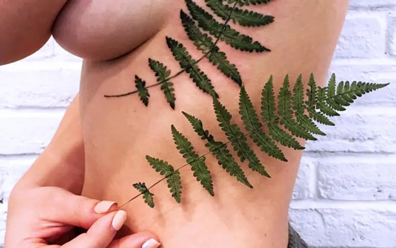 Cette tatoueuse a inventé une technique pour dessiner des motifs végétaux plus vrais que nature