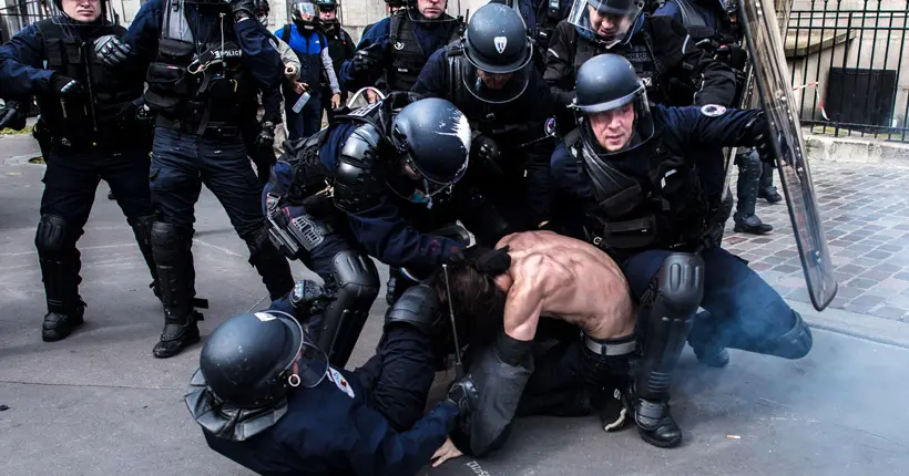 L’histoire de l’impressionnante photo d’un manifestant arrêté par les CRS à Paris