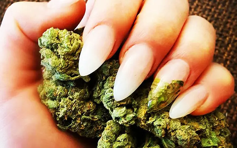 Nouvelle tendance beauté : faites-vous les ongles à la weed
