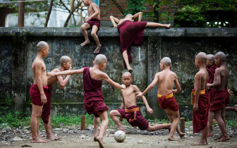 En images : immersion insolite chez des moines bouddhistes de Birmanie, rois du foot