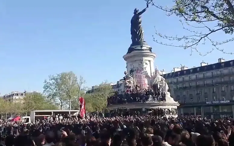Vidéo : Nekfeu embrase la République, à Paris, avec un concert improvisé pour Nuit debout