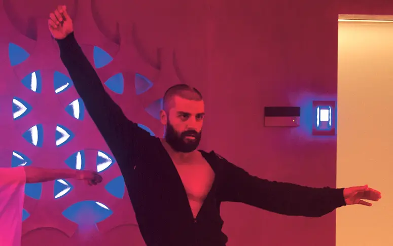 Vidéo : la choré d’Oscar Isaac dans Ex Machina marche avec n’importe quel morceau