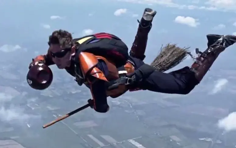Vidéo : ces parachutistes jouent pour de vrai au quidditch dans les airs