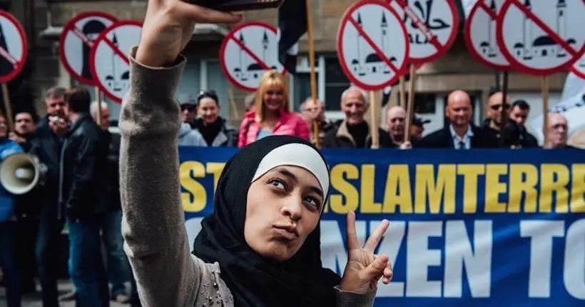 Une jeune Belge trolle, avec humour, une manifestation anti-islam