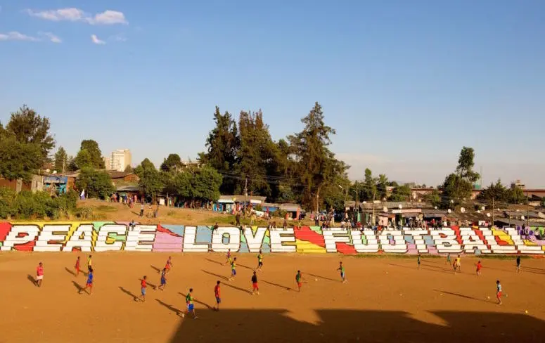 Street art dans les bidonvilles du monde : le projet génial de deux fans de foot
