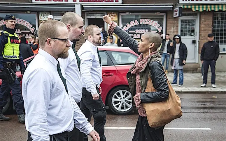 Le poing levé face à 300 néonazis, cette femme devient un symbole en Suède