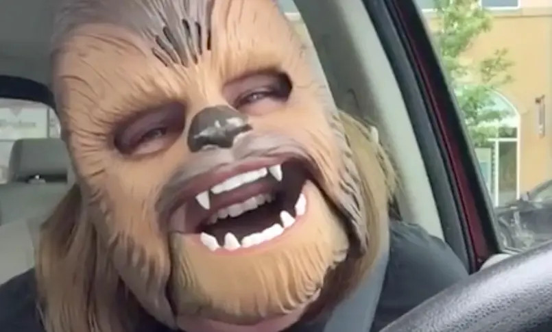 90 millions d’internautes ont vu la vidéo hilarante de cette femme avec un masque de Chewbacca