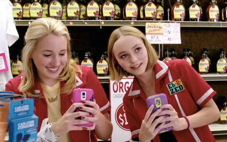 Lily-Rose Depp affronte une armée de saucisses nazies dans le trailer de Yoga Hosers